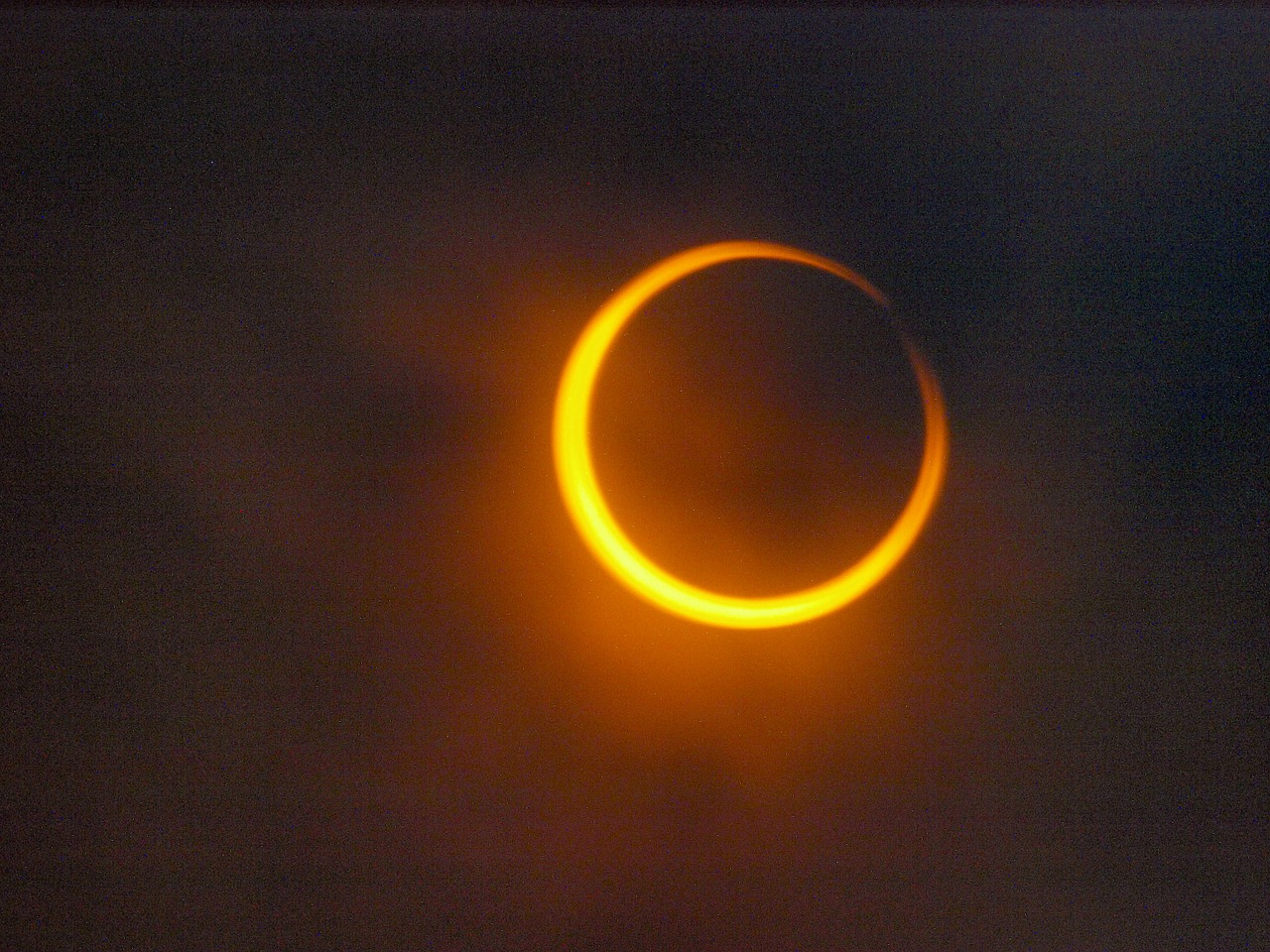 Annulare Sommersonnenwenden-Sonnenfinsternis